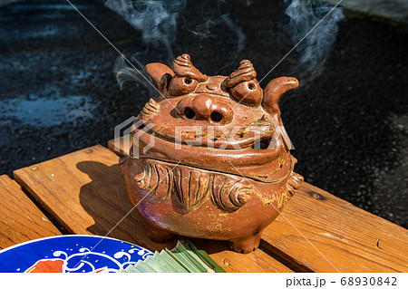 夕涼みと蚊取りの香炉 68930842