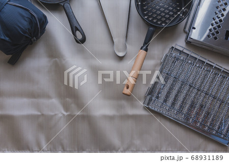 キャンプ道具俯瞰イメージ撮影素材 キャンプ道具俯瞰イメージ撮影素材 68931189