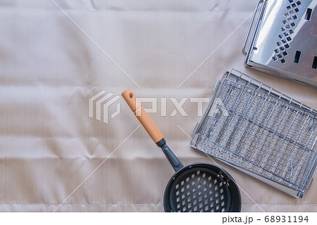 キャンプ道具俯瞰イメージ撮影素材 68931194
