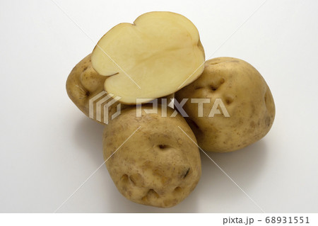洗った北海道産のおいしいジャガイモのカット 68931551