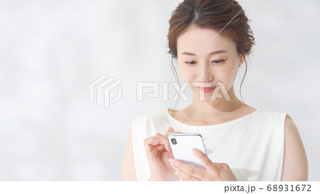 女性　スマートフォン 68931672
