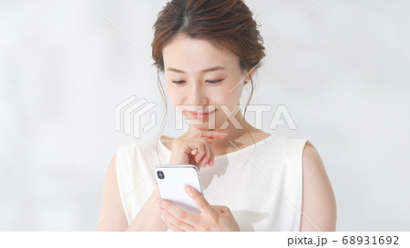 女性　スマートフォン 68931692