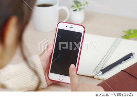 スマホを操作する女性 スマホを操作する女性 68931925