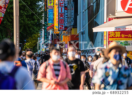 日本の東京都市景観　猛暑の中、マスク姿で歩く人たちやメイドさんら＝8月21日、東京・秋葉原 68932255