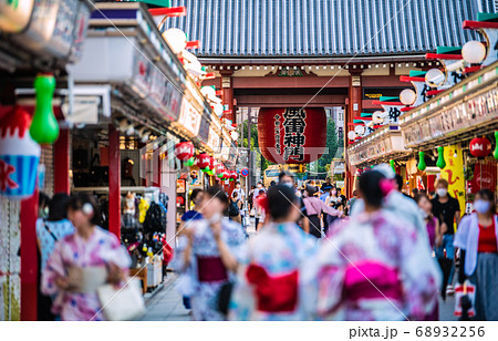 日本の東京都市景観　東京・浅草寺の人出。マスク姿が目立つ中で、マスクを外した人たちも＝8月21日 68932256