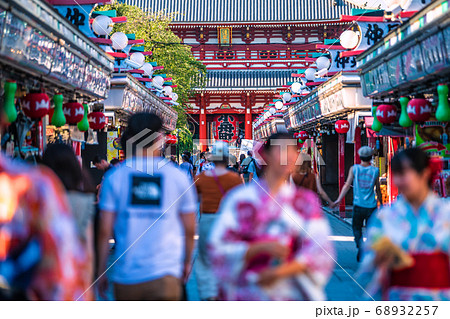 日本の東京都市景観　東京・浅草寺の人出。マスク姿が目立つ中で、マスクを外した人たちも＝8月21日 68932257