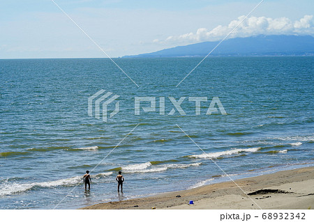 海水浴場と少年たちの風景 68932342
