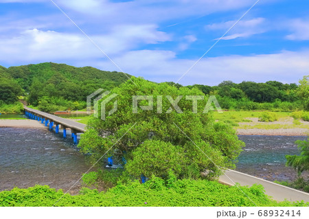 【高知県】晴天下の佐田沈下橋（四万十川） 68932414