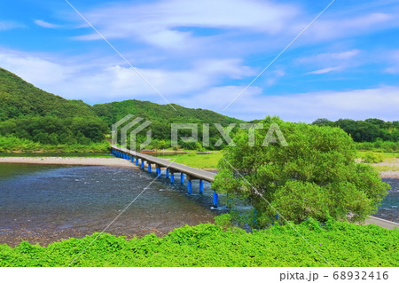 【高知県】晴天下の佐田沈下橋（四万十川） 68932416