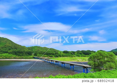 【高知県】晴天下の佐田沈下橋（四万十川） 68932418
