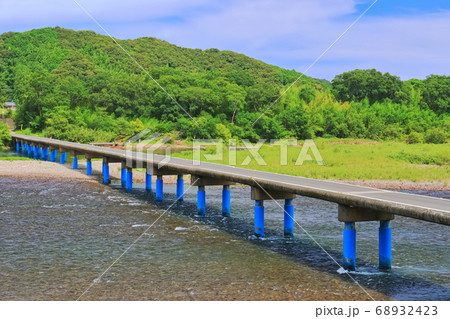 【高知県】晴天下の佐田沈下橋（四万十川） 68932423