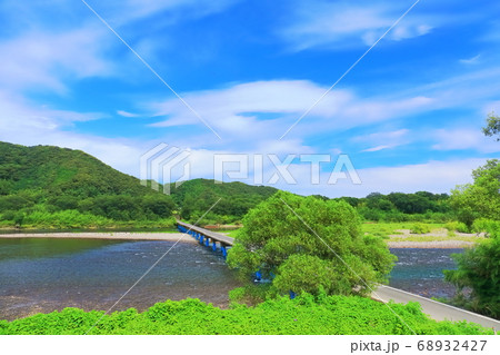 【高知県】晴天下の佐田沈下橋（四万十川） 68932427