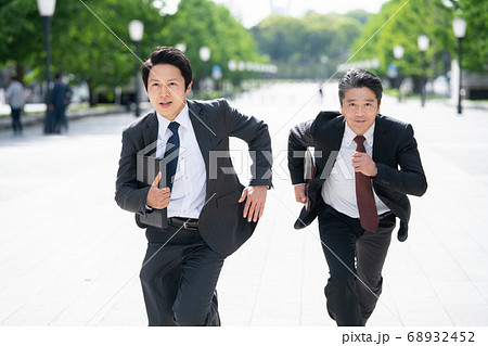 全力で走るビジネスマン 全力で走るビジネスマン 68932452