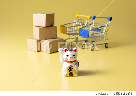 招き猫 と ショッピングカート買い物 のイメージ写真 招き猫 と ショッピングカート買い物 のイメージ写真 68932533