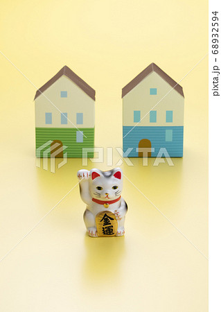 招き猫（金運）と住宅イメージ写真 68932594