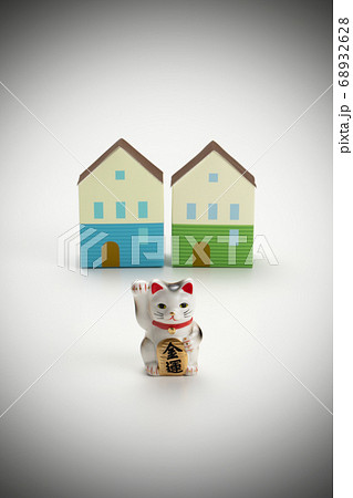 招き猫（金運）と住宅イメージ写真 68932628