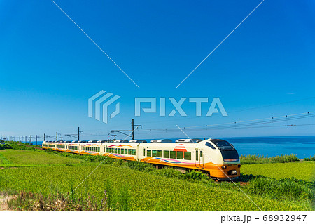 青空と日本海　特急いなほ　新潟県村上市 68932947