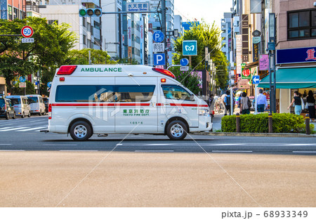 日本の東京都市景観　サイレンを鳴らしながら「水天宮前」交差点を慎重に通過する救急車 68933349