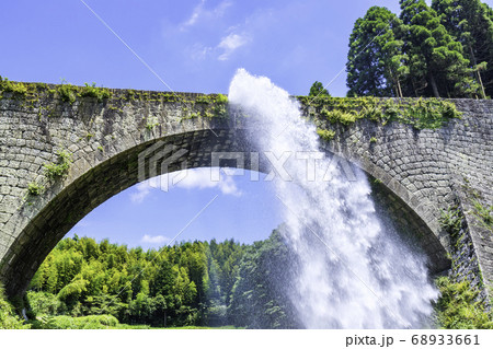 山都町のシンボルである美しい通潤橋 豪快な放水 (熊本県上益城郡) 山都町のシンボルである美しい通潤橋 豪快な放水 (熊本県上益城郡) 68933661