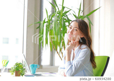 はにかんだように微笑むテレワークの女性 はにかんだように微笑むテレワークの女性 68934280