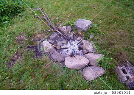 草地でのたき火跡 68935011