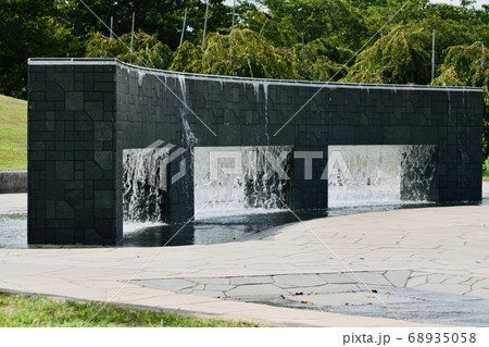 滝のように水の流れる、噴水のオブジェ。の写真素材 [68935058] - PIXTA