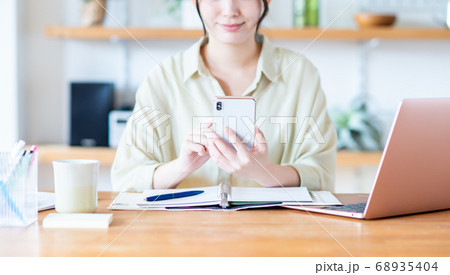 テレワークの若い女性 68935404