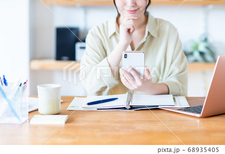 テレワークの若い女性 68935405