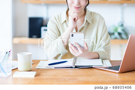 テレワークの若い女性 68935406