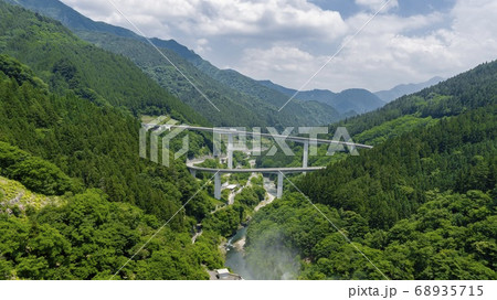 滝沢ダムから見るループ橋 雷電廿六木橋 埼玉県秩父市の写真素材