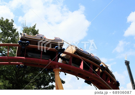 青空を背景にした遊園地の乗り物の写真素材