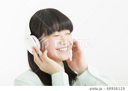 ヘッドホンで音楽を聞く女の子の写真素材