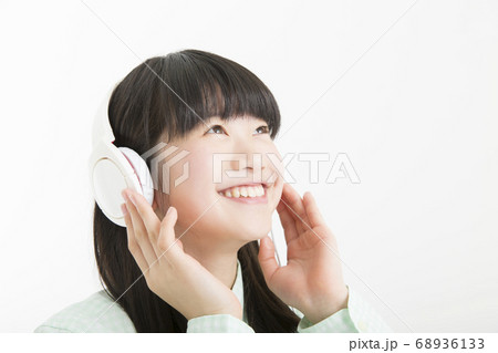 ヘッドホンで音楽を聞く女の子 ヘッドホンで音楽を聞く女の子 68936133