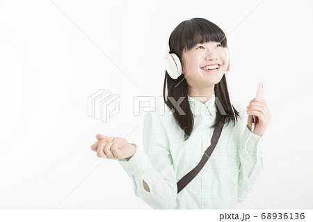 ヘッドホンで音楽を聞く女の子 68936136