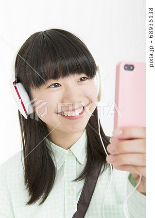 ヘッドホンで音楽を聞く女の子 ヘッドホンで音楽を聞く女の子 68936138
