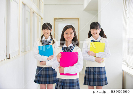 笑顔で廊下に並ぶ女子中学生 笑顔で廊下に並ぶ女子中学生 68936660