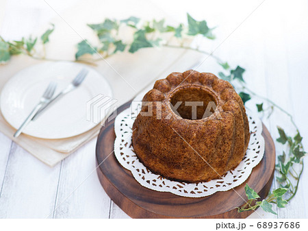 クグロフ型で焼いたバナナケーキの写真素材