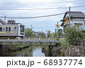 佐原の町並みと電車 68937774