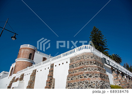 メキシコ　スペイン人の侵略で破壊されたピラミッドの上に建てられたチョルーラの教会横の美術館 68938476