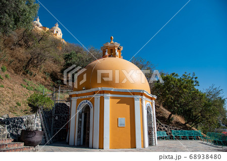 メキシコ　スペイン人の侵略で破壊されたピラミッドの上に建てられたチョルーラのロスレメディオス教会 68938480