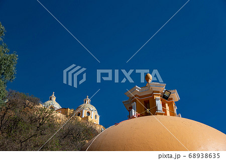 メキシコ　スペイン人の侵略で破壊されたピラミッドの上に建てられたチョルーラのロスレメディオス教会 68938635