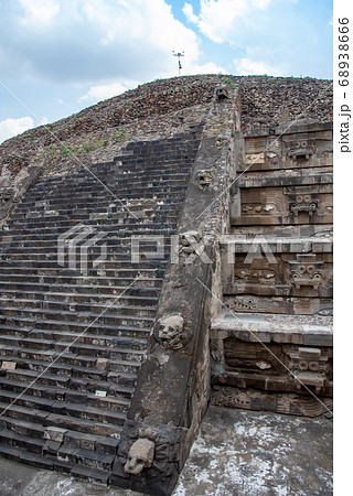 メキシコ　世界遺産のテオティワカン遺跡のレリーフ 68938666