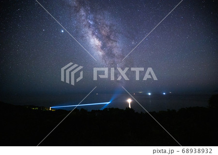 《宮崎県 都井岬》 都井岬ハラジロ瀬照射灯と天の川 68938932