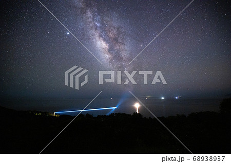 《宮崎県 都井岬》 都井岬ハラジロ瀬照射灯と星空 68938937