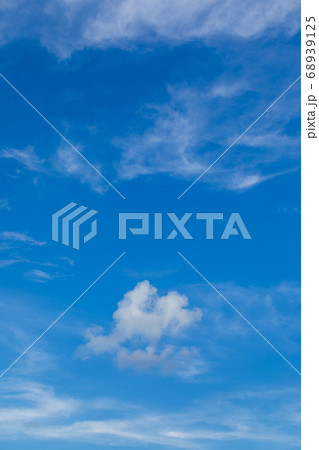夏の青い空にぽっかりと浮かぶ積雲 夏の青い空にぽっかりと浮かぶ積雲 68939125