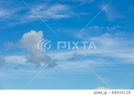夏の青い空にぽっかりと浮かぶ積雲 68939126