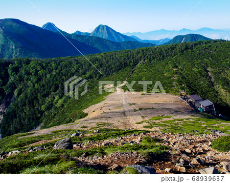根石岳から望む山小屋 68939637