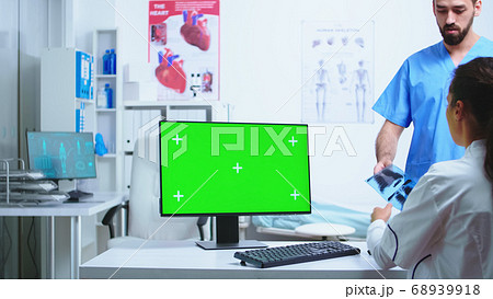 Nurse consulting with doctor 68939918