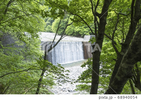 西沢渓谷の砂防堰堤が見える風景/山梨県山梨市 西沢渓谷の砂防堰堤が見える風景/山梨県山梨市 68940054