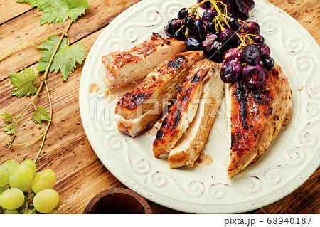 Sliced grilled chicken breast Sliced grilled chicken breast 68940187